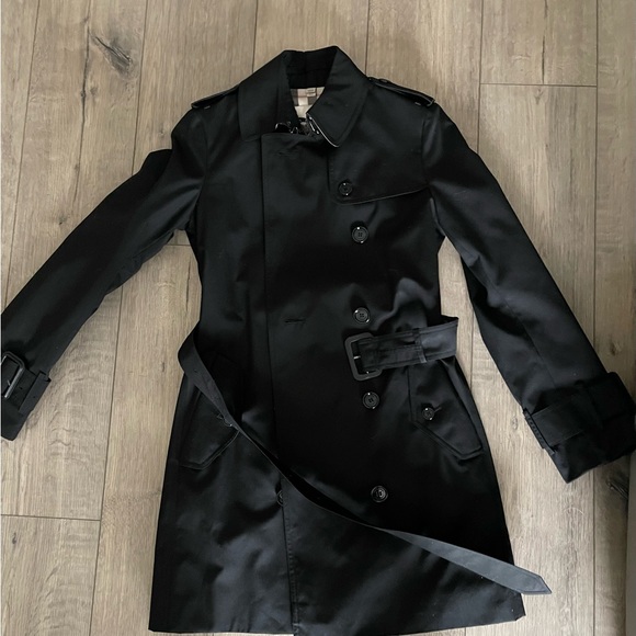 Burberry Elegant Black Trench Coat - Picture 9 of 11